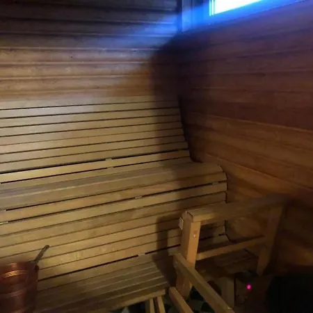 Kotimaailma - Iso Ja Viihtyisae Omakotitalo Saunalla 9 Henkiloelle 公寓 赫尔辛基